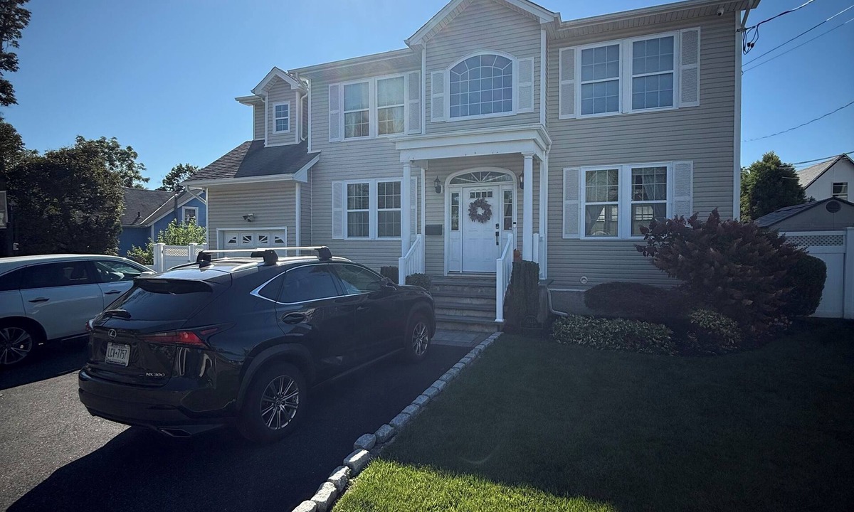 Seaford House | Ryder’s Cup Special! Spacious 4-bedrooms, 3 BR, 8 min walk to LIRR & shuttle!