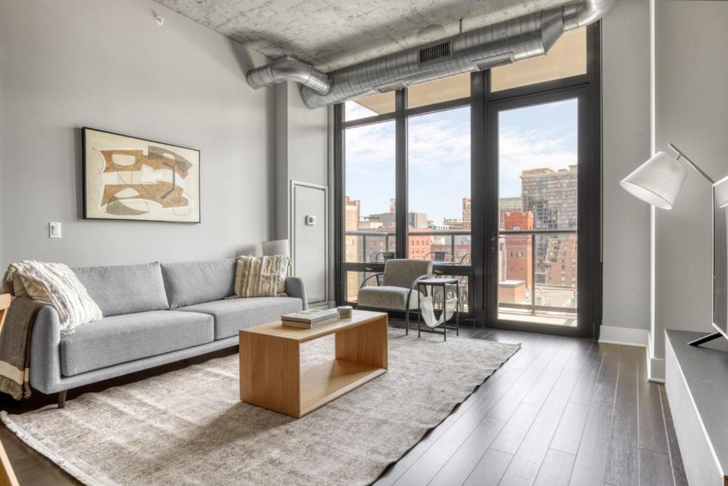 The Loop Apartment | S Loop 2BR w Gym Pool Roof 1 block to L CHI-691