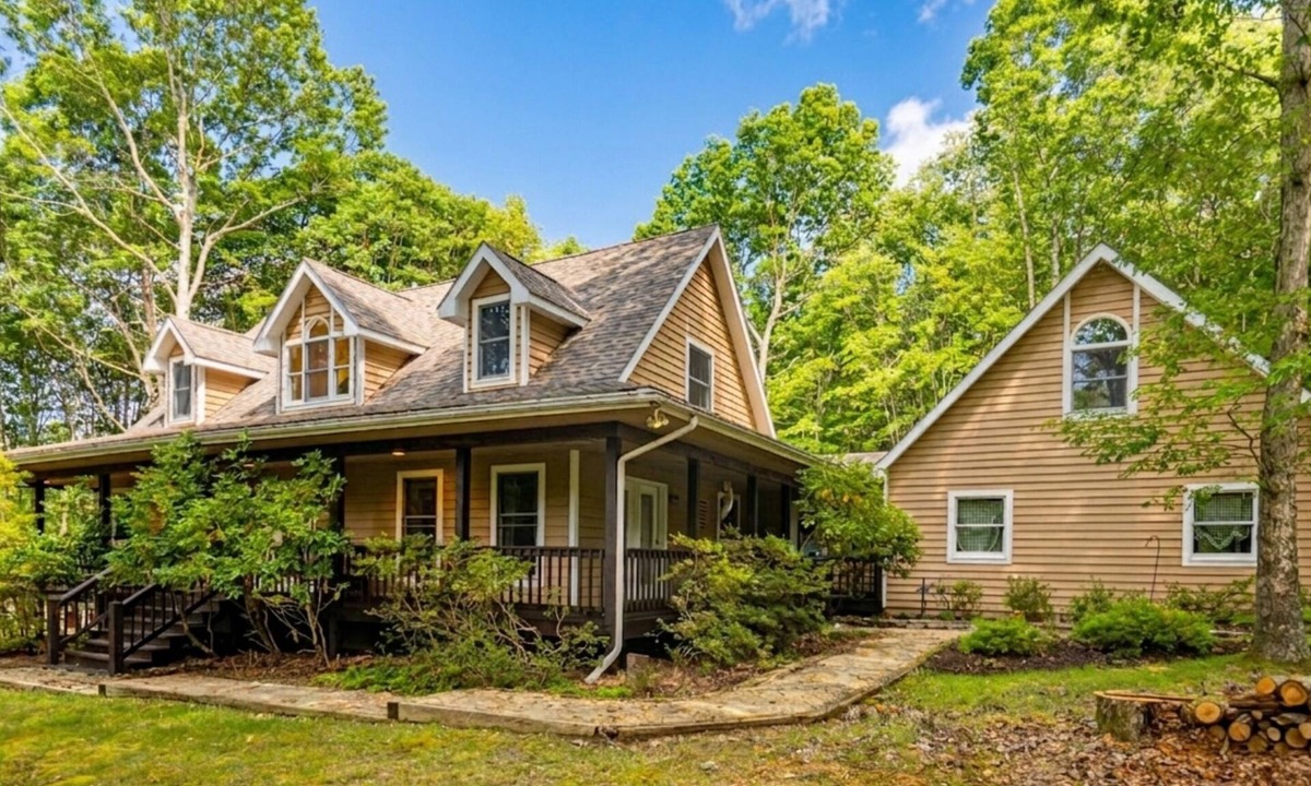 Blakeslee House | S'more Fun | Pet Friendly, Ping Pong, Fire Pit, Boat Slip