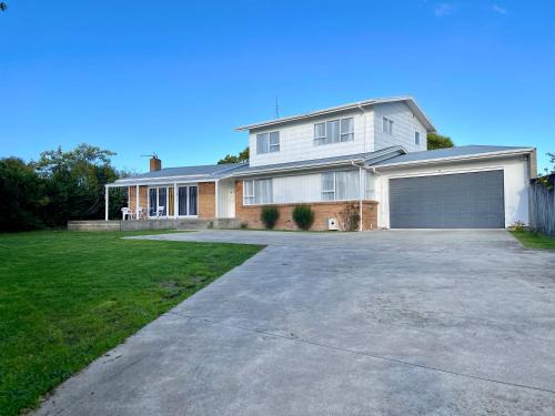 Hamilton Villa | S&N Spacious 5BR Home for Business and Families Quiet Near Shops with Parking