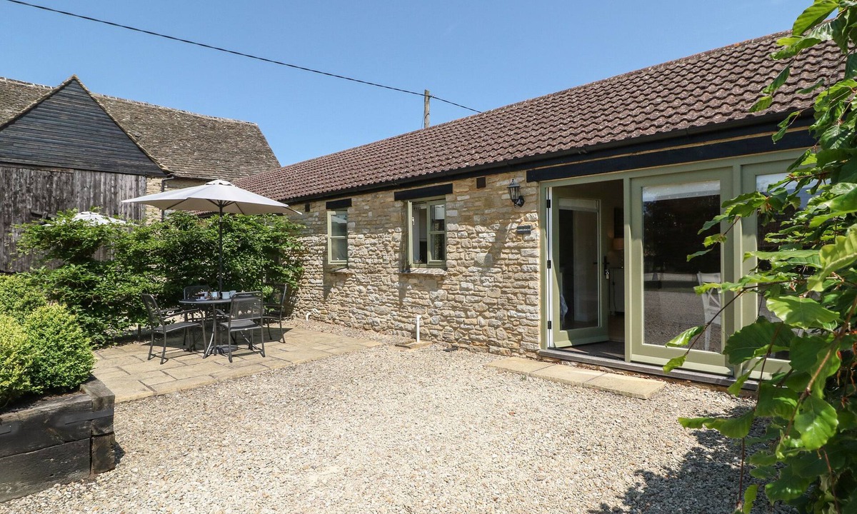 Carterton Cottage | SADDLEBACKS BARN, character holiday cottage, with a garden in Burford