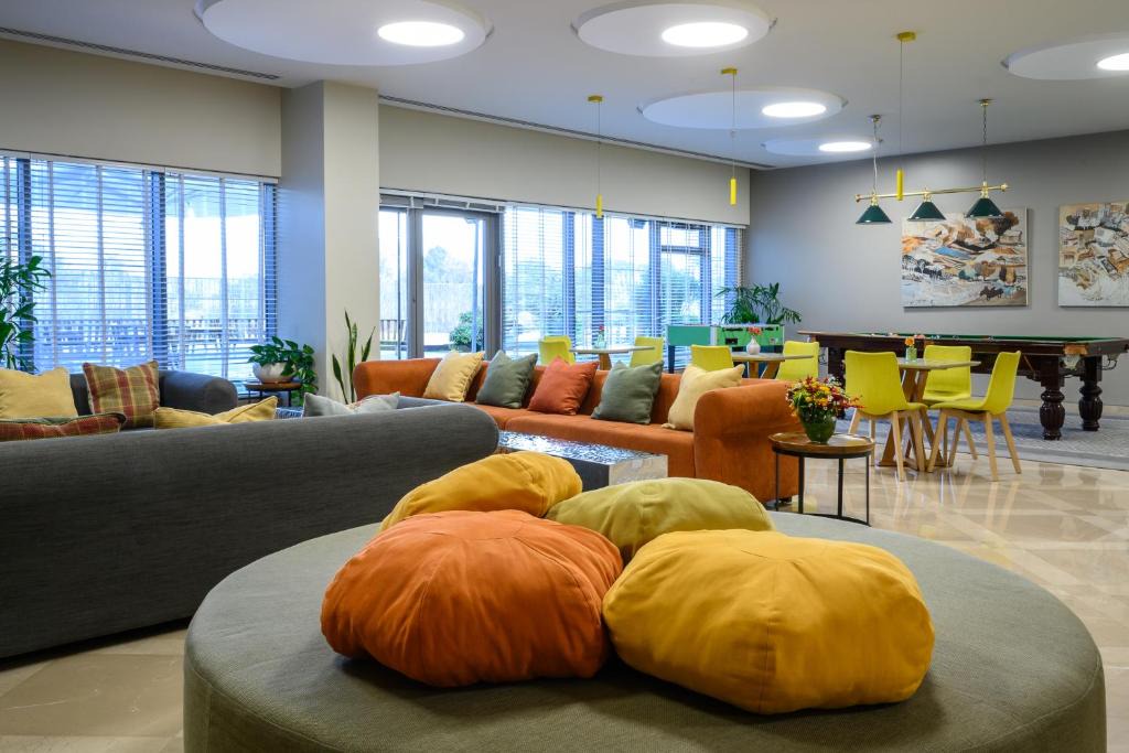 Be'er Ya'akov Hotel | Sadot Hotel Ben Gurion Airport - an Atlas Boutique Hotel