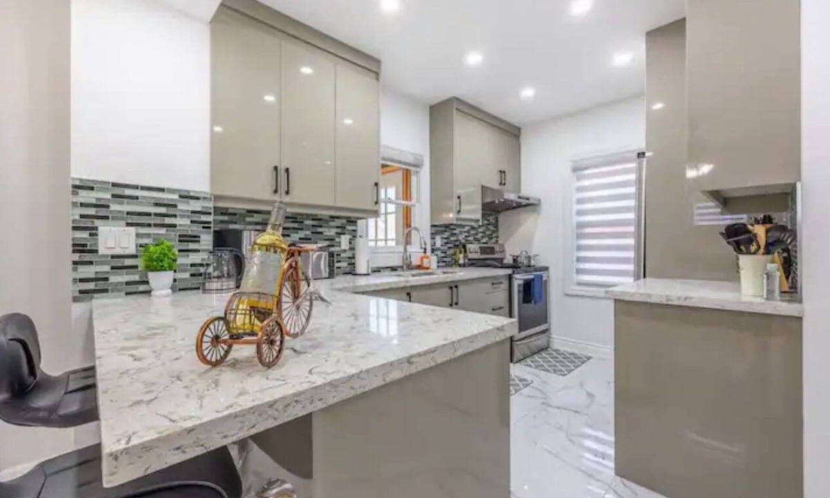 Niagara Falls House | Safe Haven*Backyard*Sunroom*Free Parking* 5 minutes to Falls