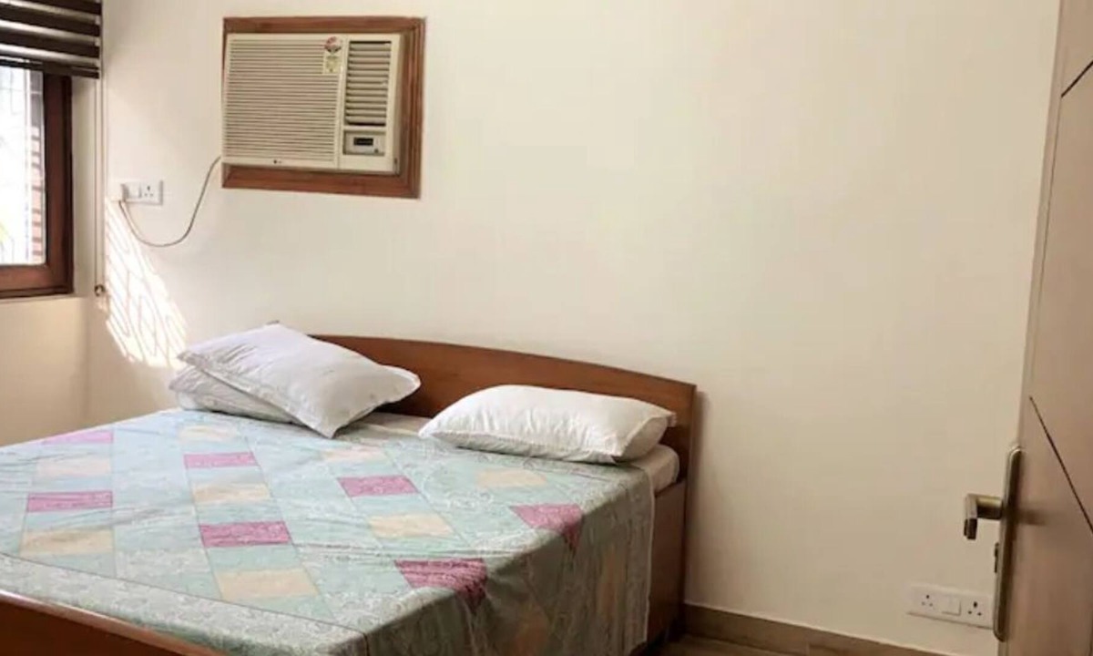 Mayur Vihar Phase 1 Apartment | Safe home stay near central Delhi and south Delhi