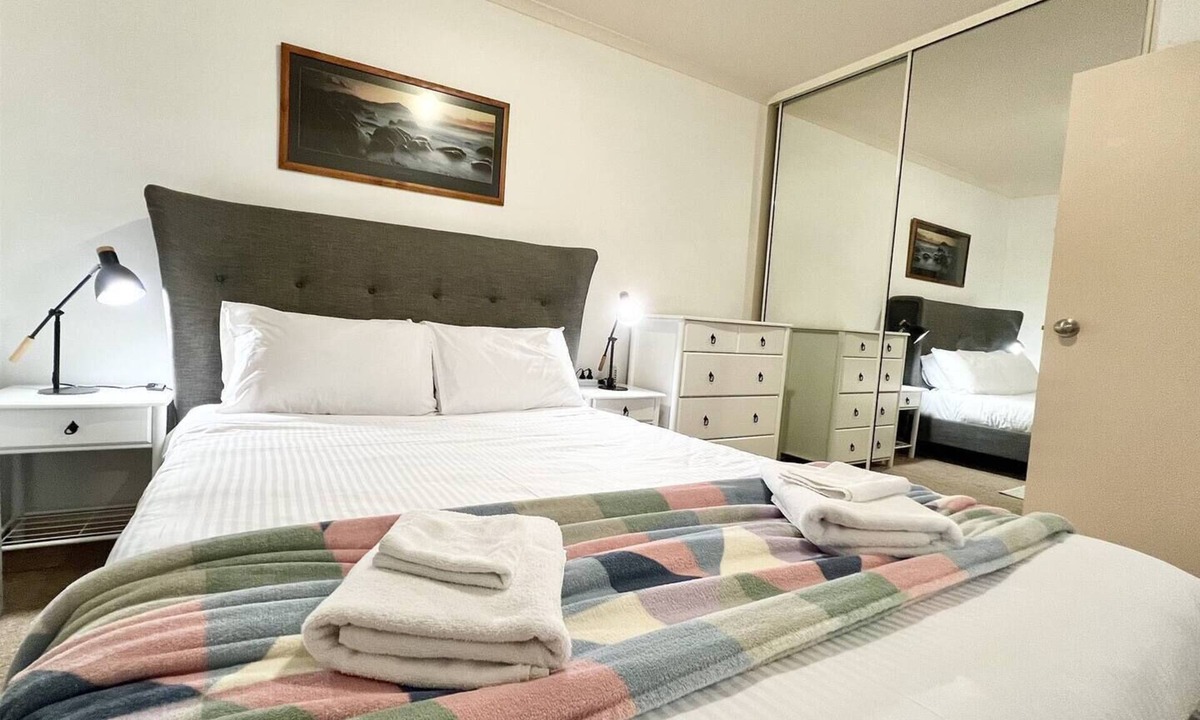 North Adelaide Condo | Safe & secure 2 bedroom apartment on Melbourne St, North Adelaide in exclusive gated complex. Near CBD, Adel Oval, Wine Centre, The Memorial and WCH Hospitals. Free car parking spot. Linen hire and air-conditioning included.