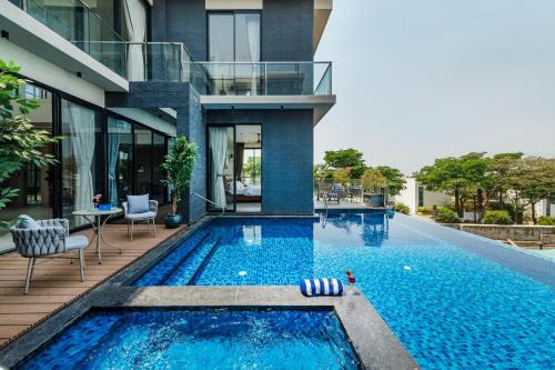 St.Stanislaus Villa Villa | SaffronStays Panorama - 8BR Lonavala villa, infinity pool, heated jacuzzi, karaoke bar, theater & rooftop sunset deck