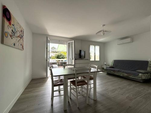 Saint-Palais-sur-Mer Apartment | Saint-Palais : T2 3 étoiles, proche plage, terrasse sud, parking, clim et Wifi - FR-1-738-36