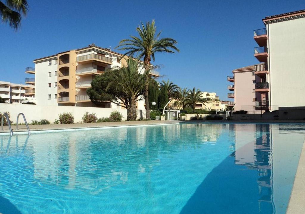 Sainte-Maxime Apartment | Sainte-Maxime : Studio cabine avec piscine, parking, climatisation et terrasse - FR-1-226-294