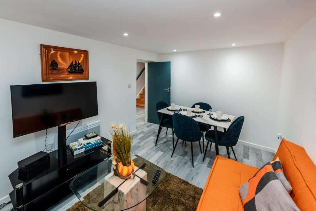 Trafford Apartment | Sale 2-Bedroom Apt Sleeps 5 with Free Parking