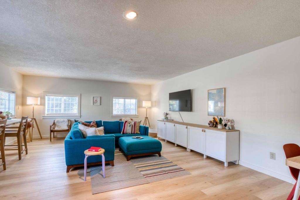 Seaside House | Saltbox Cottage - Meredith Lodging