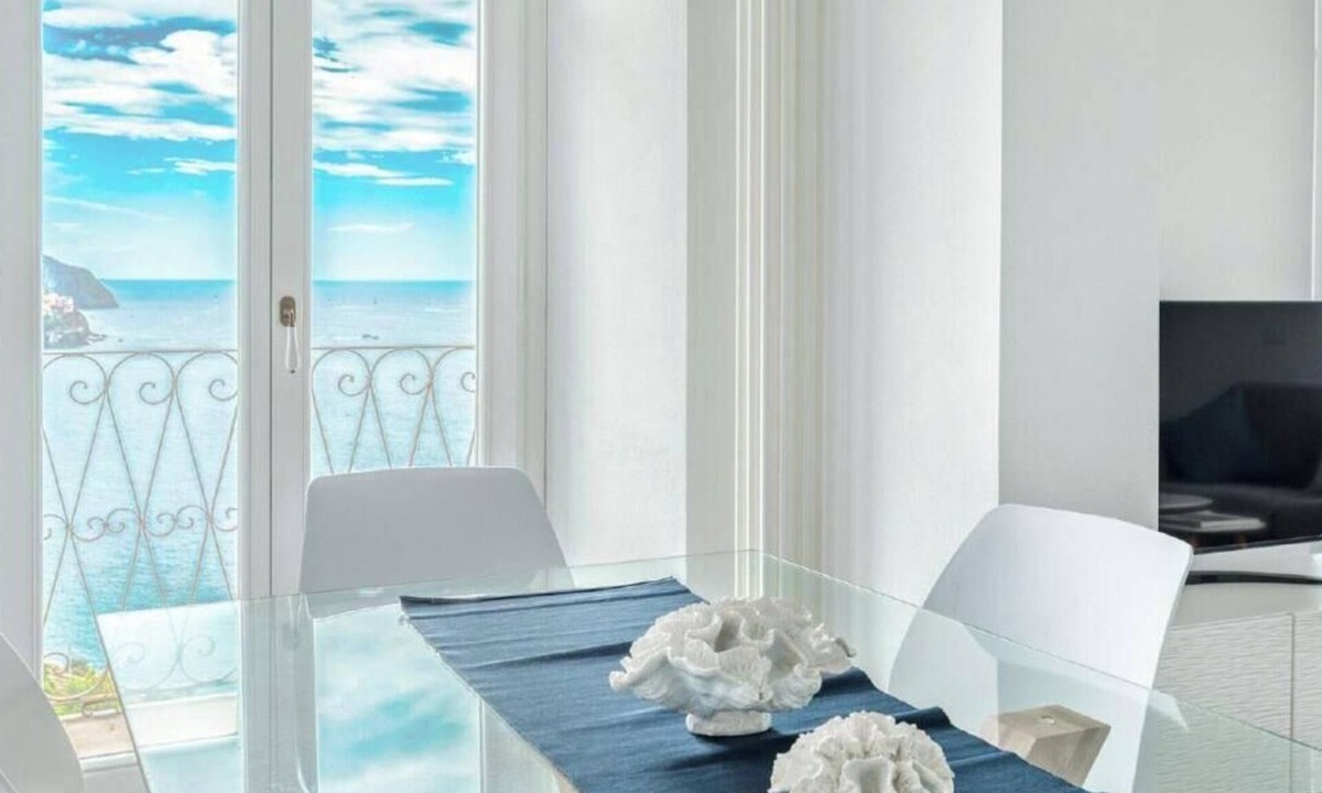 Corniglia Apartment | Salty Sky Flat is the perfect environment to wake up in the morning in a good mood thanks to its beautiful sea view that you can enjoy from the windows and from the private balcony, the novelty of the furnishings combined with the private parking will ma