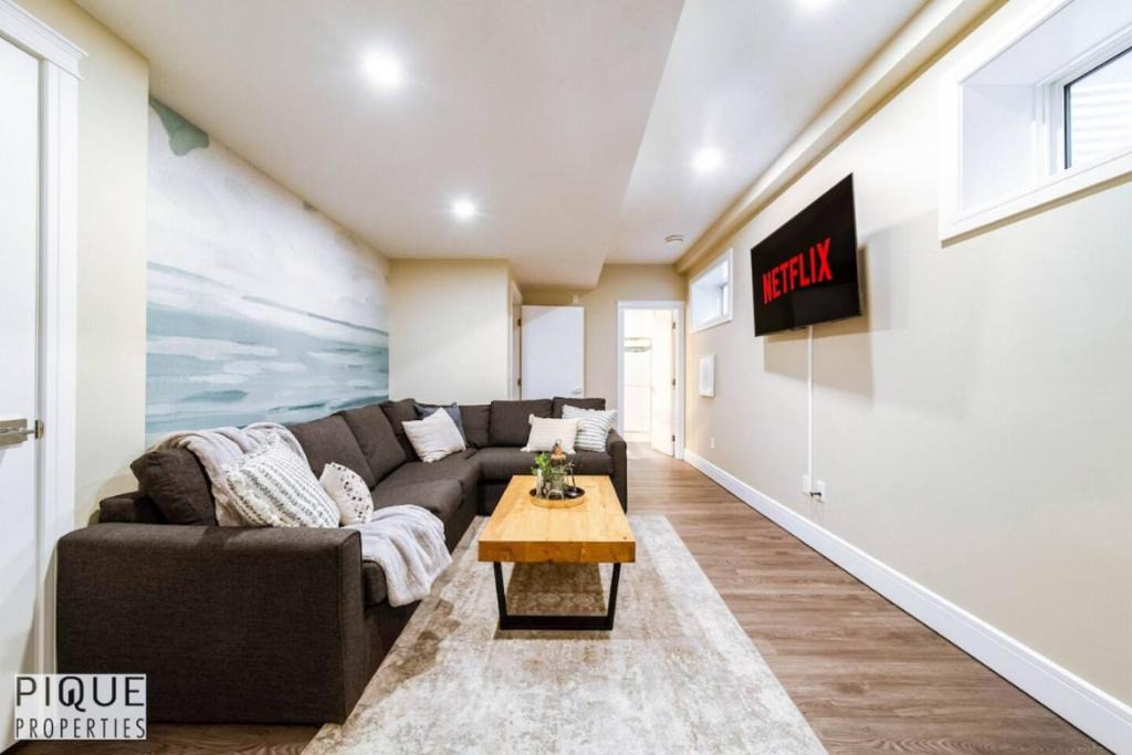 Mayfield Apartment | Sanctuary Suite - KingBed - Wifi - Near WEM - Rogers