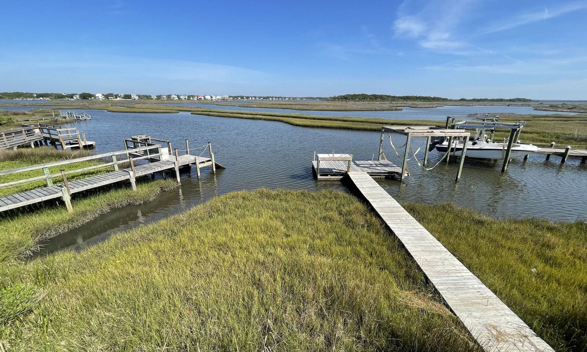 Sneads Ferry House | Sand Dollar Bay II - Cheerful Beach Bungalow across the street from the BEACH!