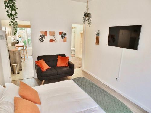 Belmont Shore House | Sand Sun & Second - Charming Studio within Walking Distance to Beach