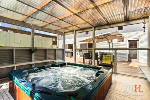 Silverleaves House | Sandy Bay Getaway w Spa 4 Bdr