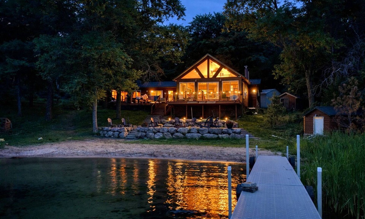 Motley House | Sandy Beach|Lake side Firepit|2 Docks|4 Mins To Golf Course