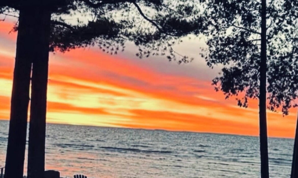 Nadeau House | Sandy Toes Retreat, pet friendly & just 25 steps to a sandy beach Lake Michigan.