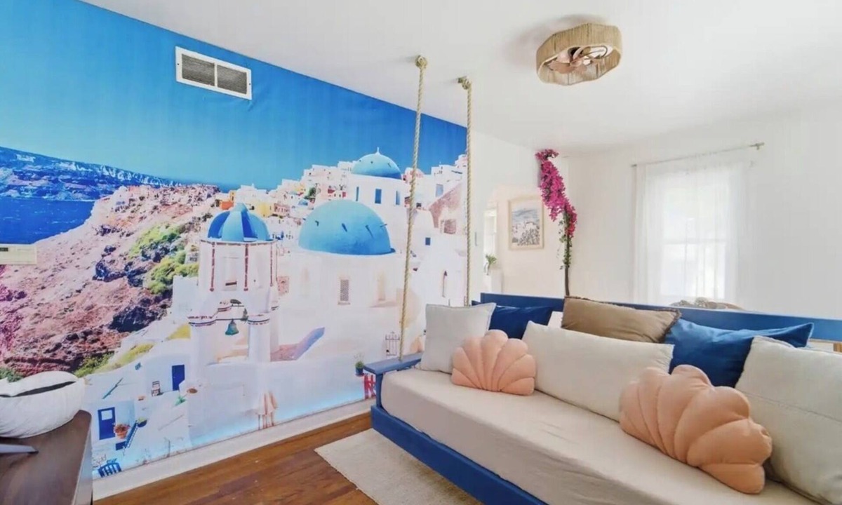 Des Moines House | Santorini staycation in the heart of Des Moines! w/Hot tub & bonus tiny house