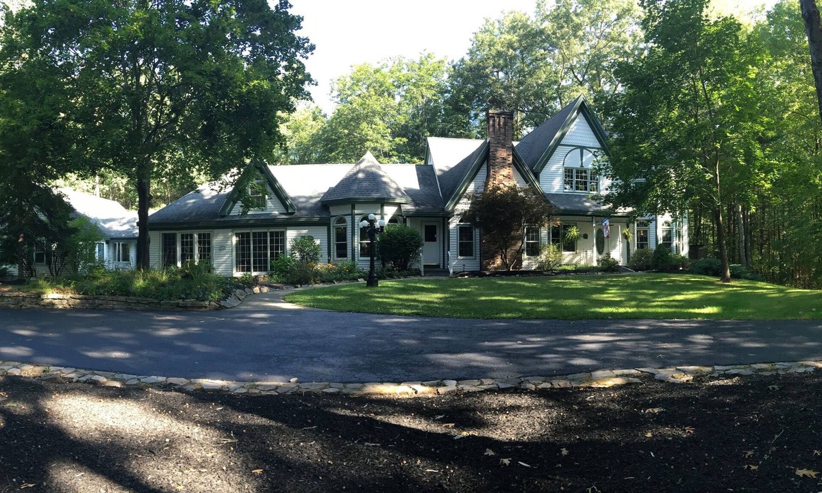 Saratoga Springs House | Saratoga Home close to Race Track. Privacy in a spacious home with Pool