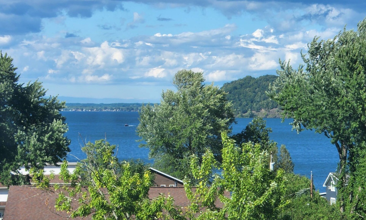 Malta House | Saratoga house overlooking the lake