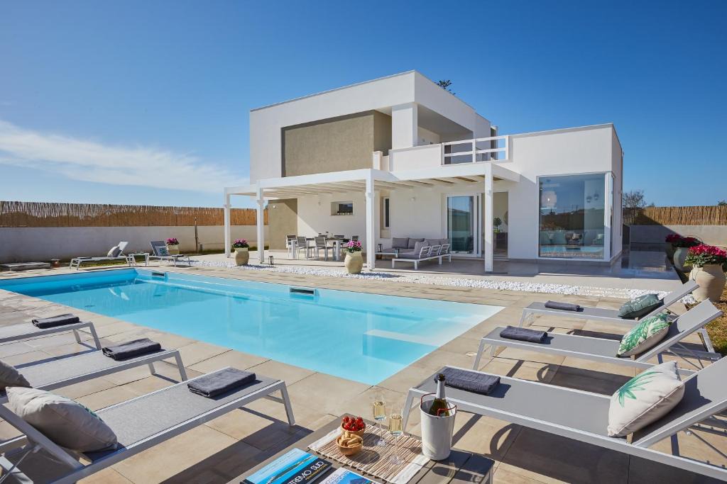 Santa Maria del Focallo Villa | Sariva Villa CaseSicule - heated Pool, Beach at 50 m