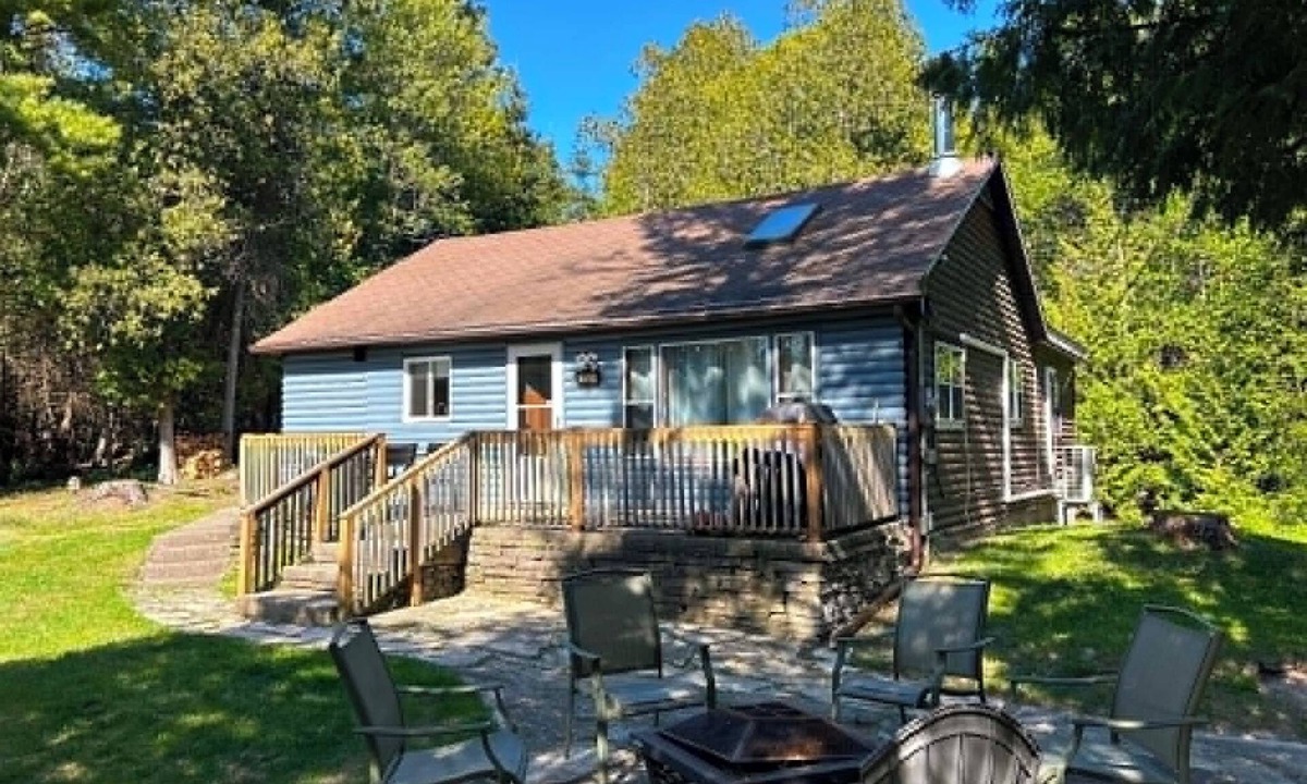 Sauble Beach Cottage | Sauble Beach, Ontario Cottage - 5 Minute Walk to Sand and Sunsets