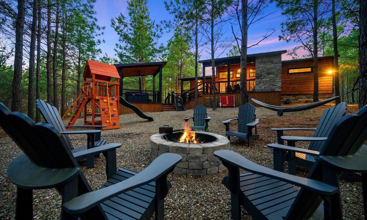 Pickens Cabin | Sauna | Ping Pong | Playset | Pool Table | Sleeps 9 | EV Outlet