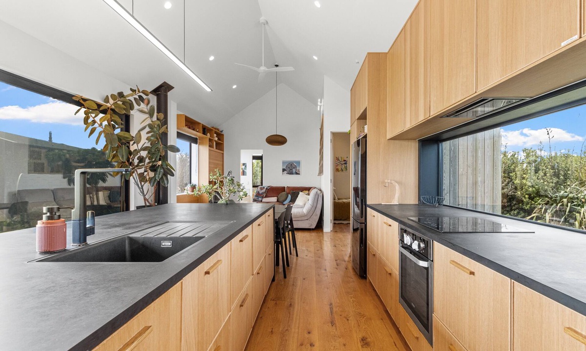Warea House | Sauna, seafront, and architecture steps away from the Tasman Sea