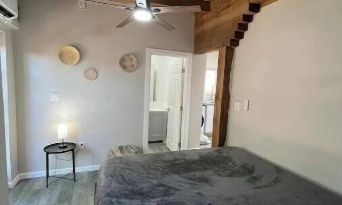 Sawmill Area Apartment | Sawmill District - Modern Apt Yard, King Bed, W/D