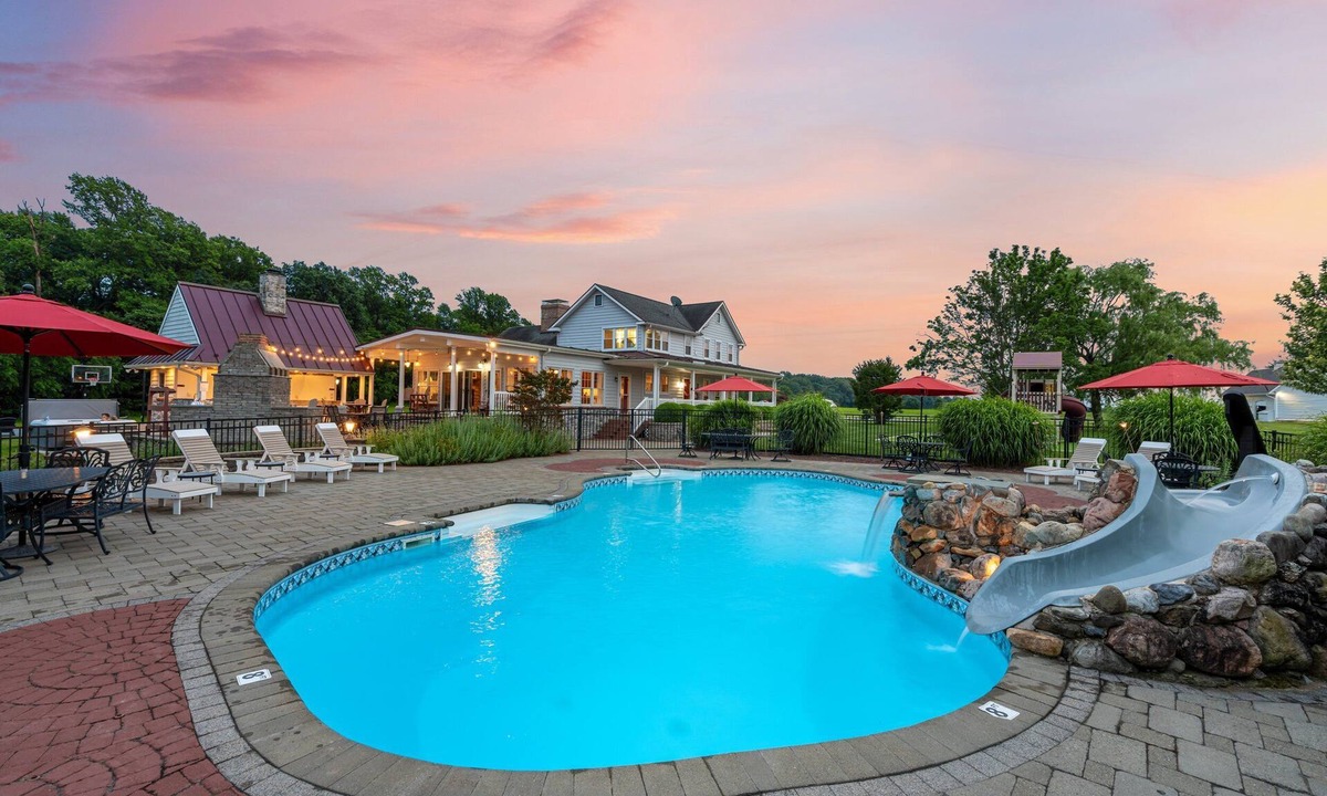 Warwick House | Saybrook Hall | Pickleball, Pool, and Hot Tub!