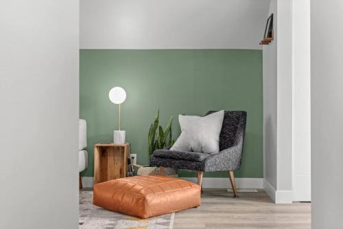 Bridgeland House | Scarlett Manor | Mid Century Zen Suite. 1 BR. Near DT, C-train.