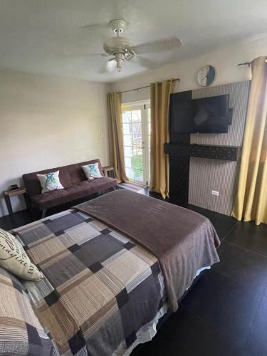 Haggatt Hall Apartment | Scarlett Studios 1-US EMBASSY & America Uni 7 Mins Drive- Lloyd Erskine Centre & Ross Uni 5 Mins Drive - Holidays-The 1 Night Res Inc AIRPORT & EMBASSY Round Trip Breakfast Optional -Choose Opt 2 For Car Rental with Accommodation