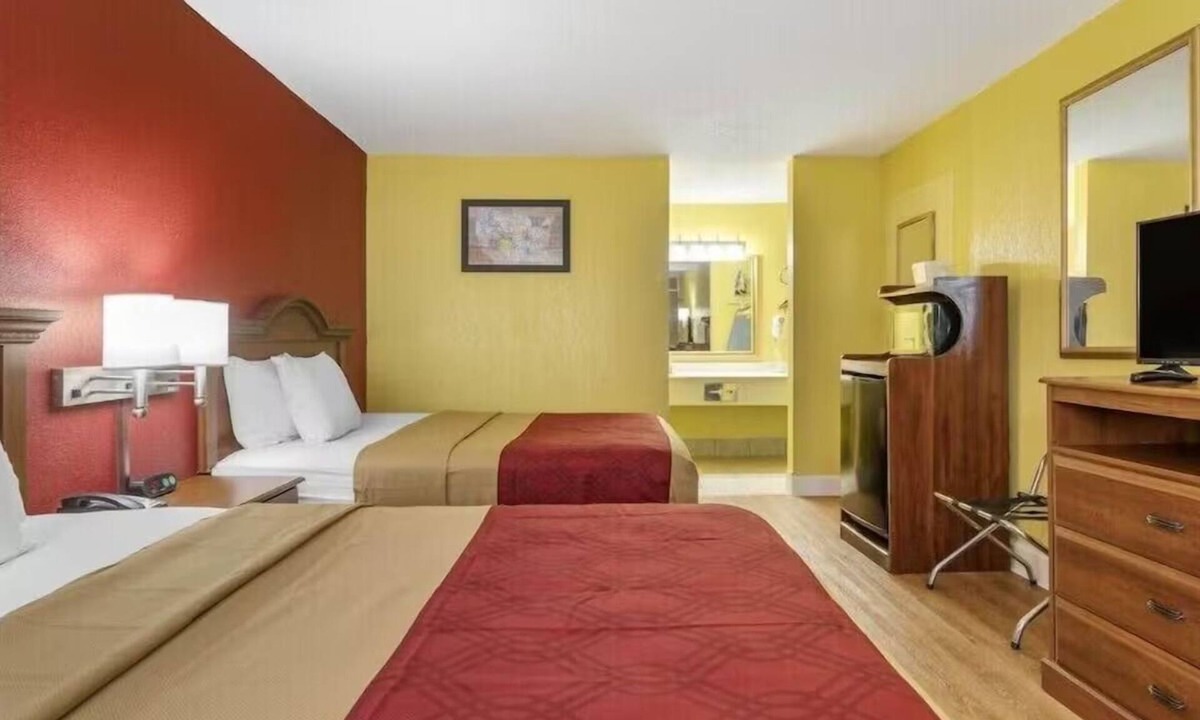 Douglas Hotel | Scenic Adventures Await from Relaxing Retreat | 4 Rooms w/Free Parking + Pool