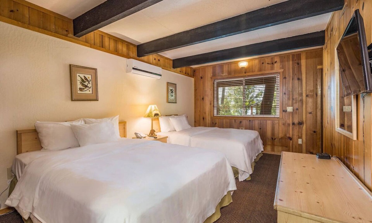 Bass Lake Hotel | Scenic Lakeside Retreat near Yosemite National Park & Bass Lake | Pet-Friendly