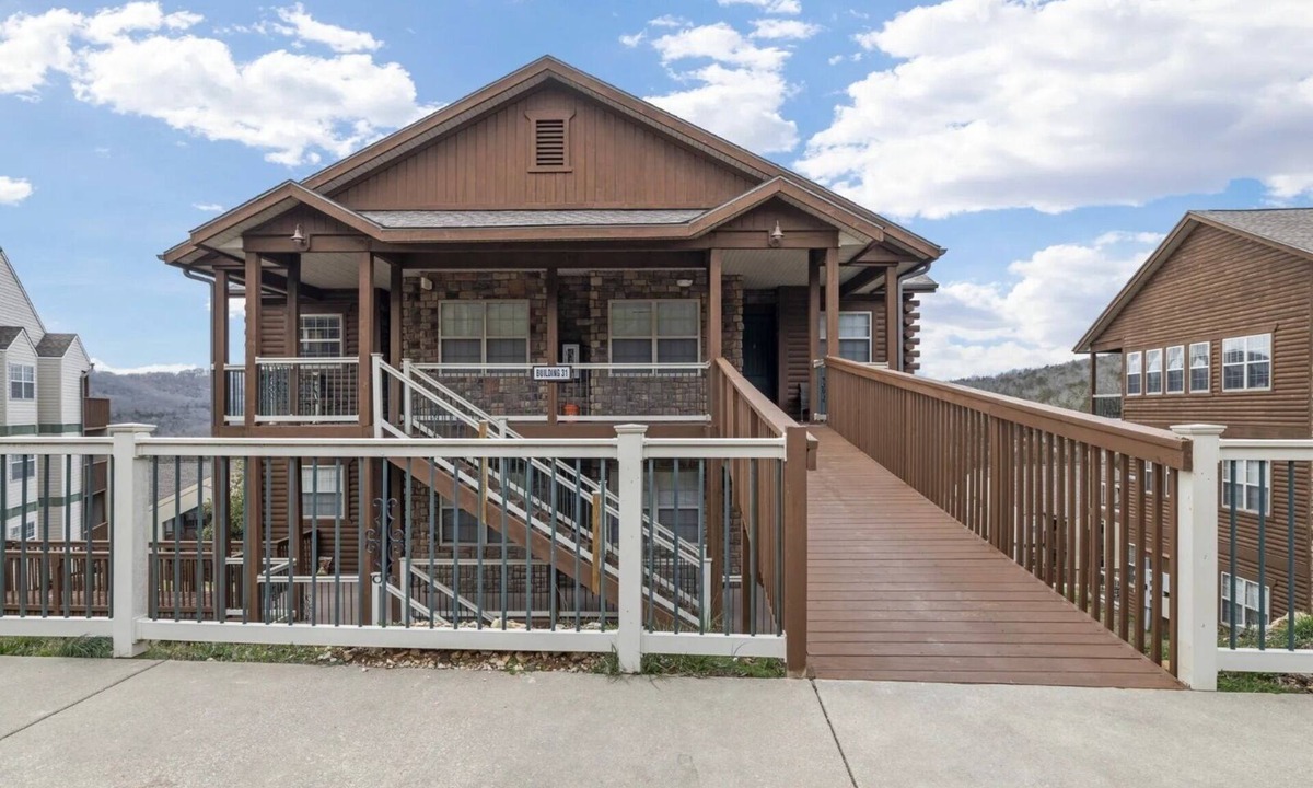 Indian Point Cabin | Scenic Mountain Log Cabin by Silver Dollar City & Table Rock Lake!