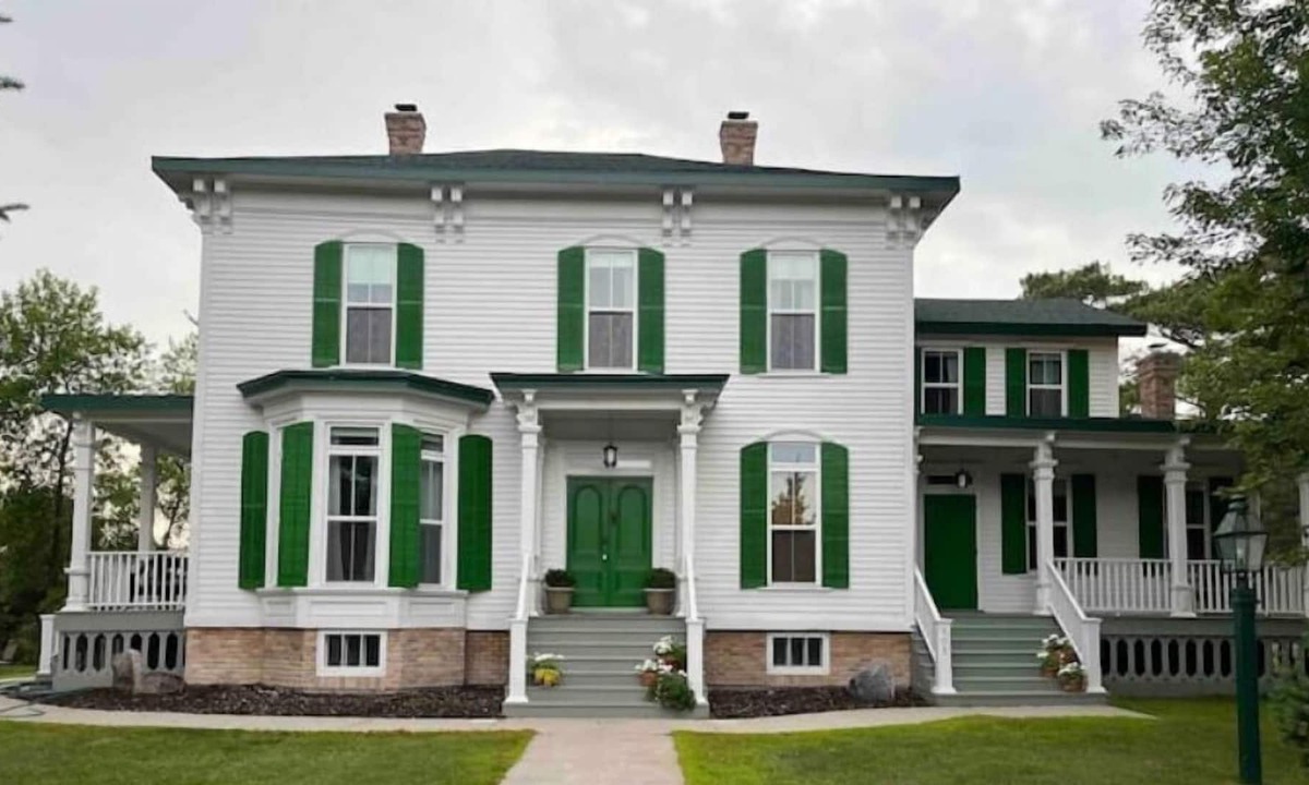 Fergus Falls House | Scenic River Views / Screened Porch / Restorative Getaway