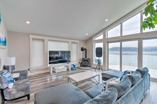 Allyn-Grapeview House | Scenic & Spacious Getaway on North Bay w/Deck!