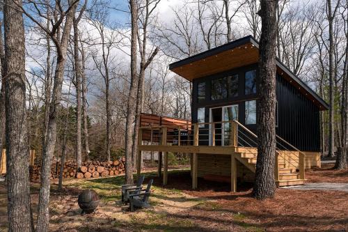 Menlo House | Scenic Studio Chalet with Panoramic Brow Views & Outdoor Shower near Cloudland Canyon, Menlo, Georgia