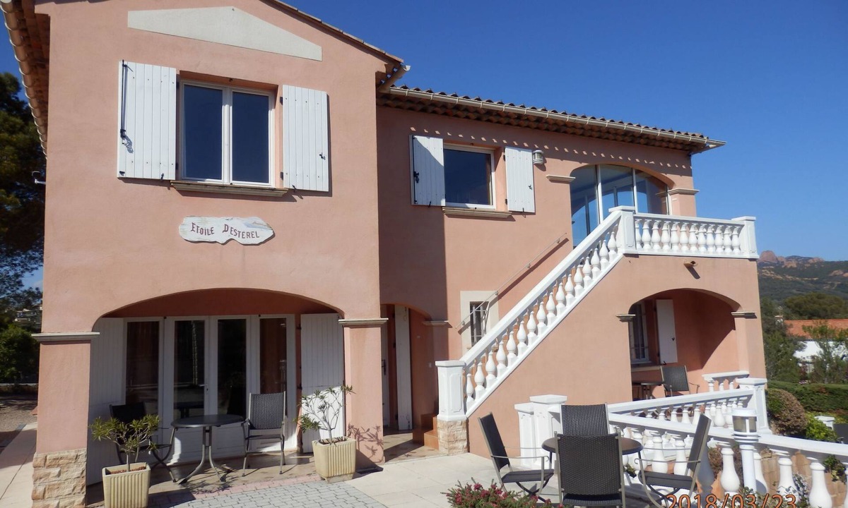 Agay Apartment | Schöne Ferienwohnung mit Meerblick und Pool by Interhome