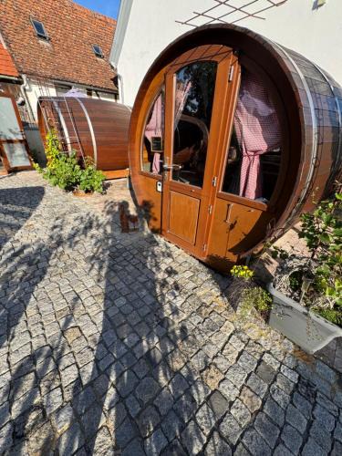 Ipsheim Apartment | Schlafen im Weinfass