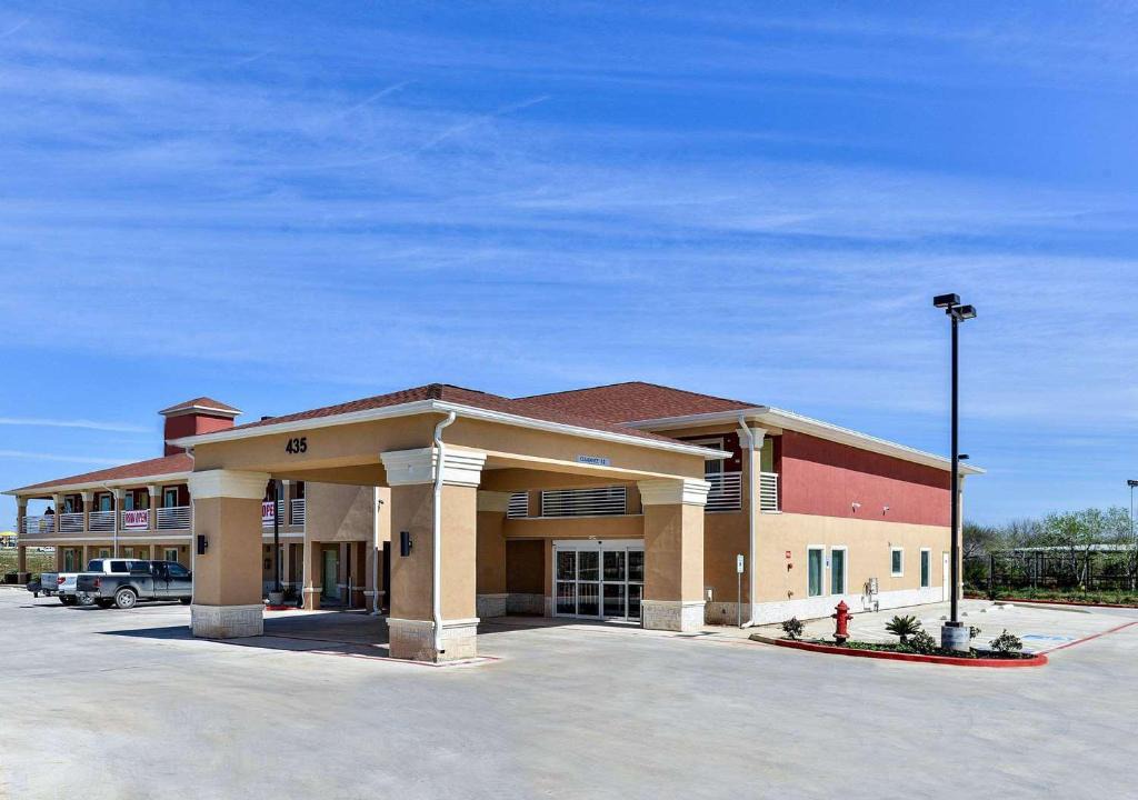 Cotulla Hotel | Scottish Inn & Suites Cotulla, TX