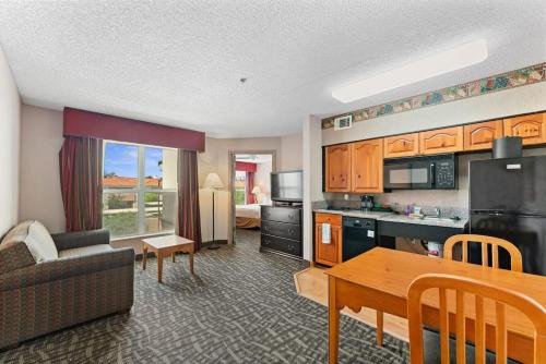 Central Scottsdale Apartment | Scottsdale 2 bd 2 ba furnished apt King beds