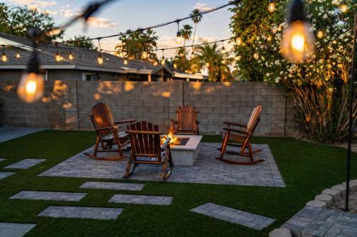 Hy-view House | Scottsdale Golf Retreat with Putting Green and Fire Pit