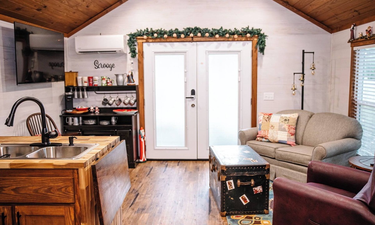 Cairo Cabin | Scrooge: Cozy tiny cabin on Christmas Tree Farm in South Georgia.