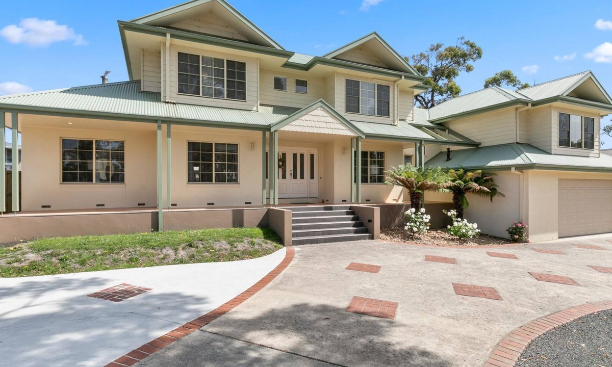 Inverloch House | Sea Breeze on the Crescent