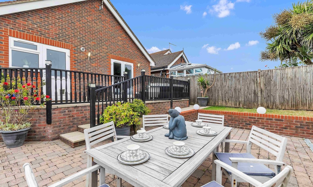 Peacehaven House | Sea Downs House with Free Parking | By My Getaways