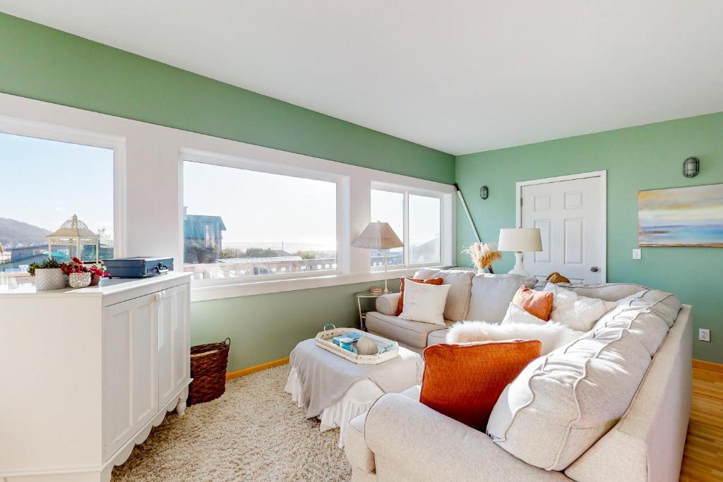 Pacific Beach Apartment | Sea Scallop