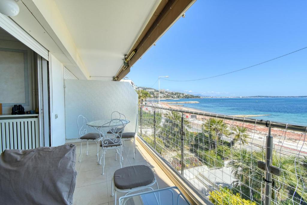 Pointe Croisette Apartment | Sea View Flat, beach access by GuestReady