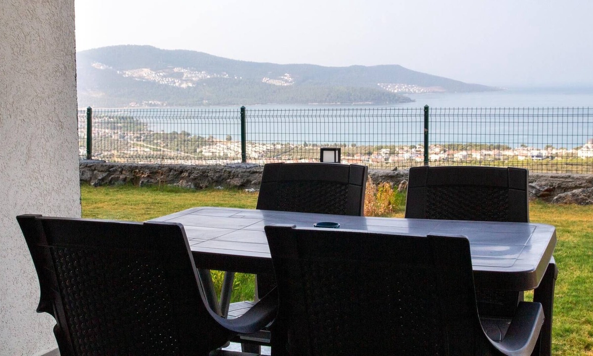 Akbuk Apartment | Sea View Flat with Shared Pool 5 min to Beach
