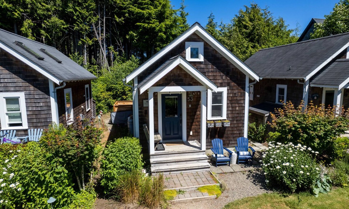 Seabrook Cottage | Seabrook 2 Bedroom cottage with hot tub, pets OK